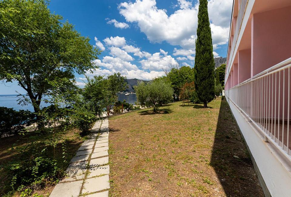 Hotel Tourist Settlement Brzet à Omiš Extérieur photo